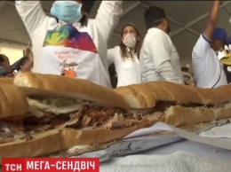 В Мехико приготовили сэндвич длиной 70 метров