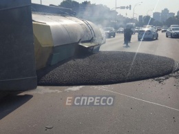 В Киеве перевернулся грузовик с асфальтом (фото)