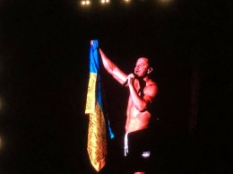 В Киеве солист Imagine Dragons вышел на сцену с украинским флагом. Фото