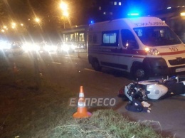 В Киеве мотоциклист насмерть сбил женщину