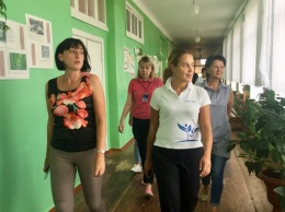 Наталия Королевская вместе с гуманитарной миссией Национальной платформы «Женщины за мир» посетила прифронтовые поселки Донецкой области