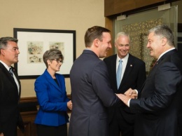 Порошенко встретился в Вашингтоне с группой сенаторов США
