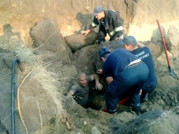 В Одесской области спасли мужчину, который попал в песчаную ловушку