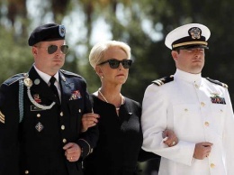 Так выглядит элита: семья Маккейна поразила поведением на похоронах