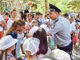 На главной улице Николаева полицейские устроили праздник по случаю Дня знаний