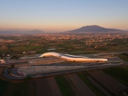 Архитектурное бюро Захи Хадид показало строящийся вокзал-мост под Неаполем