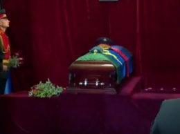 Ну не верю я: в сети обсуждают видео с похорон Захарченко, которого хоронят в закрытом гробу