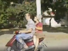 Экстремалы на дороге: супружеская пара без шлемов и «налегке» едет на мопеде с младенцем