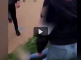 Мать выложила в Сеть видео, на котором девочки-подростки жестоко избили ее дочь