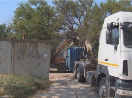 В Керчи расчищают территорию бывшего детского сада в Аршинцево