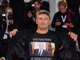 Венецианский кинофестиваль: итальянский режиссер пришел в футболке "Вайнштейн невиновен"