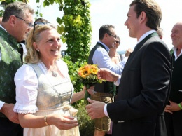 Канцлер, который веселился на свадьбе с Путиным, теперь гуляет по Крещатику