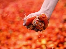 На Теремках малолетние хулиганы швыряются в прохожих помидоры