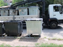 Жители Запорожья гробят мусорные баки