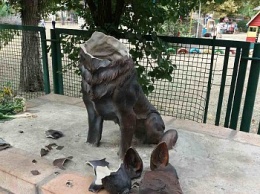 Сквер разбитых скульптур: в Бердянске вандалы в четвертый раз уничтожили скульптуру щенка