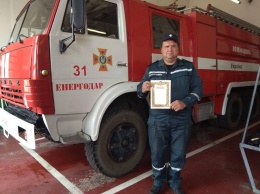 В Кирилловке пожарный в нерабочее время спас тонущего в море мужчину