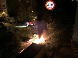 В Киеве неизвестные взорвали автомобиль (видео)