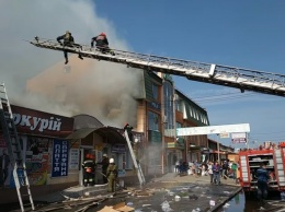 Как спасатели тушили крупнейший пожар на рынке в Полтаве. Видео