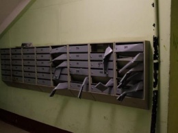 Омич сломал почтовые ящики, чтобы зафиксировать дверь в подъезде