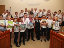 Третьеклассники днепропетровской школы побывали на экскурсии в ДнепрОГА (ФОТОРЕПОРТАЖ)