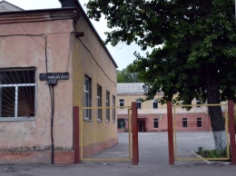 Учеба в ободранных стенах с плесенью: в школе на одесской Пересыпи не успели закончить ремонт к 1 сентября