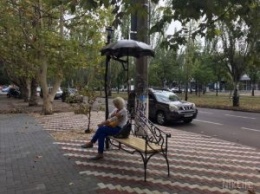 В Николаеве перед «Домом художника» установили скамейку с зонтиком