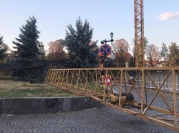 В центре Ужгорода упал строительный кран