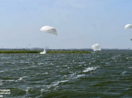 Возле Днепра прошли учения воздушно-десантной бригады по прыжкам с парашютом на воду
