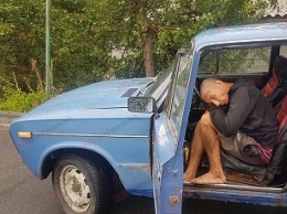 "Мертвый" за рулем: В Бердянске очень пьяный мужчина пытался управлять автомобилем