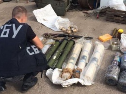 В Днепропетровской области СБУ обнаружила тайник с противотанковыми гранатометами и автоматом Калашникова