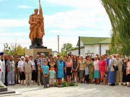 Фонд Бориса Колесникова отреставрировал памятники к 75-й годовщине освобождения Донбасса