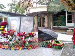 Возле кафе Сепар в Донецке установили мемориал Захарченко