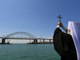 Появились кадры столкновения крана с Крымским мостом