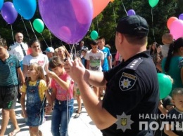Нацполиция устроила музыкальный праздник для детей, эвакуированных в Скадовск из приграничных к Крыму районов