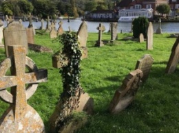 После потопа на кладбище всплыли гробы. Фото
