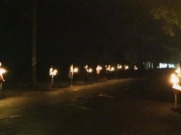 В Кучиновке живым коридором со свечами встретили погибшего на Донбассе бойца (фото, видео)