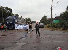 На Николаевщине местные жители перекрыли трассу Н-14 и требуют ее ремонта