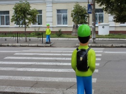 Для привлечения внимания водителей: в Вознесенске начали устанавливать фигурки школьников на пешеходных переходах