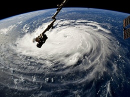 На США надвигается мощный ураган: адскую воронку показали с космоса