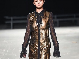 Селена Гомес в блестящем мини-платье стала звездой шоу Coach на Неделе моды в Нью-Йорке