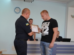 В Одессе наградили смельчаков, спасавших людей из горящего трамвая. Видео, фото
