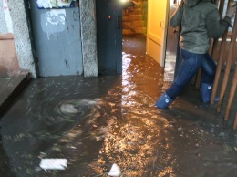 В Полтаве затопило подъезд жилого дома