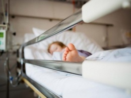 Умерла 8-летняя девочка, впавшая в кому после отравления в детском лагере на Киевщине
