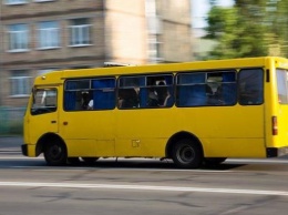 В Запорожье автобус провалился в сквозную яму на мосту (ФОТО)