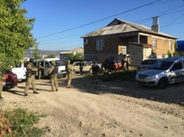 В Бахчисарае оккупанты провели обыск в доме крымского татарина и задержали двоих очевидцев (ФОТО, ВИДЕО)