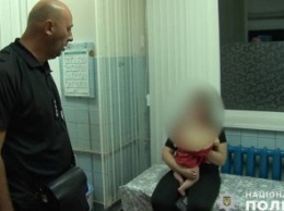 В Луганской область ребенок выпал из окна, пока мать спала после очередной попойки (ФОТО)