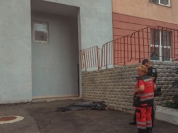 Загадочная смерть: в Киеве женщина выпала из окна с номером телефона на руке