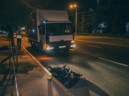 В Киеве пешеход попал под немецкий грузовик при попытке перебежать шесть полос