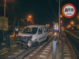 В Киеве на улице Борщаговской пьяный таксист врезался в маршрутку и вылетел на трамвайные пути (ФОТО)