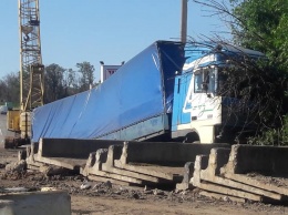 На запорожской трассе фура влетела в ограждение ремонтных работ (Фото)